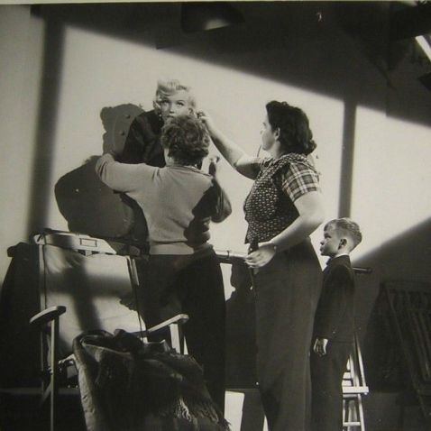 Looking on as Marilyn prepares for the porthole scene